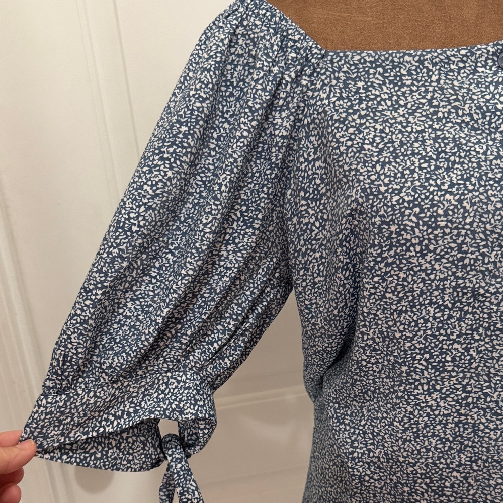 LC Lauren Conrad Free Flowing Ditsy Blue and White  Blouse with Puff Sleeves - Picture 4 of 9